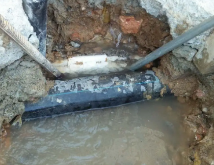 苏尼特左测漏水之水管漏水